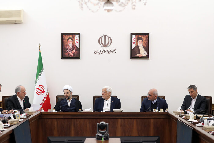 عارف: دولت با همکاری سایر قوا به‌دنبال حل مسائل معیشتی و پیروزی در جنگ اقتصادی است