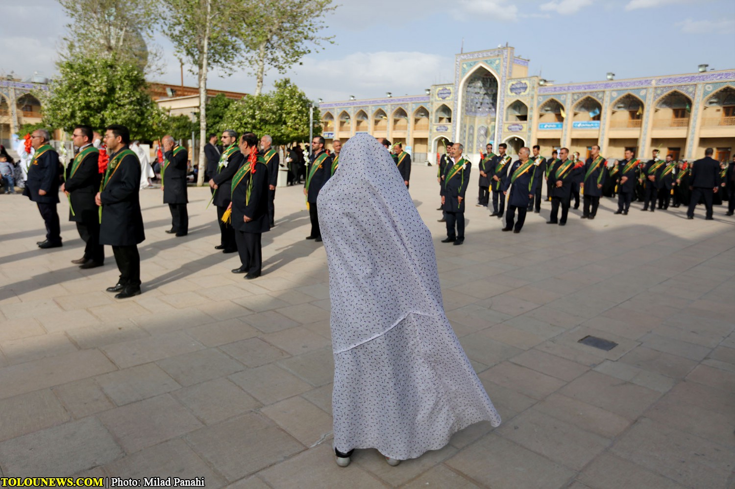 نقاره زنی و گل آرایی حرم شاهچراغ(ع) به مناسبت ولادت امام علی(ع)/ عکس: میلاد پناهی