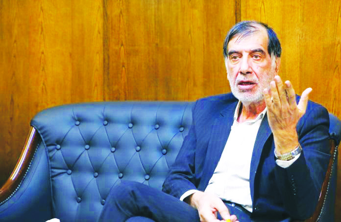ترامپ تاج بر سر می‌گذارد  و می‌خواهد شاه شود