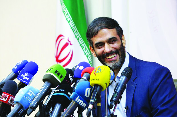 جنگ لفظی بین کاندیداهای ریاست جمهوری در حال اوج گرفتن است لاریجانی: اقتصاد، پادگان و دادگاه نیست که با تشر و دستور اداره شود  واکنش سعید محمد به توییت انتخاباتی علی لاریجانی: به کسانی که هویت خودشان را مدیون پادگان و دادگاه هستند، می‌گویم امروز آغازی بر پایان اشرافیت خانوادگی است کنایه محسن رضایی به لاریجانی: اقتصاد نه دادگاه است نه پادگان اما محل فلسفه بافی هم نیست  رئیسی: بانیان وضع فعلی نمی‌توانند تغییردهنده وضع موجود باشند