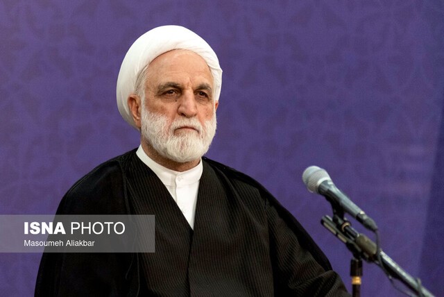 نقد به هیچ وجه اشکال ندارد بلکه پسندیده است