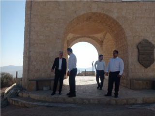 بازدید مدیر ارتفاعات شهرداری شیراز از روند اجرای پروژه نورپردازی  قبور شهدای گمنام