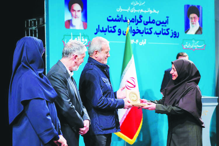 رئیس جمهور سه نشان ملی همخوان  را به استان فارس اهدا کرد