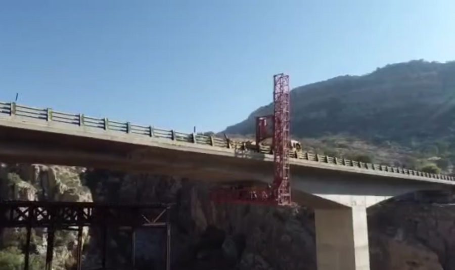 استفاده از دستگاه تخصصی بازدید پل در پل دره نرگسی محور شیراز - کازرون