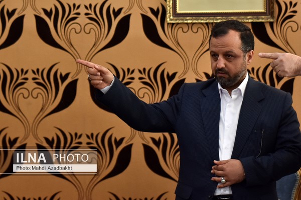 وزیر اقتصاد منتفی شدن عرضه خودرو در بورس را رد کرد