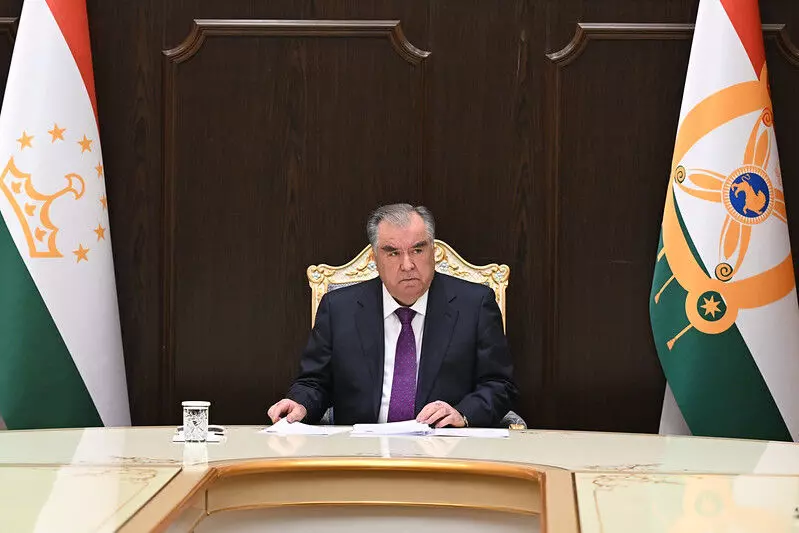 راگیری حداقل دو زبان خارجی برای کارکنان دولتی تاجیکستان الزامی شد