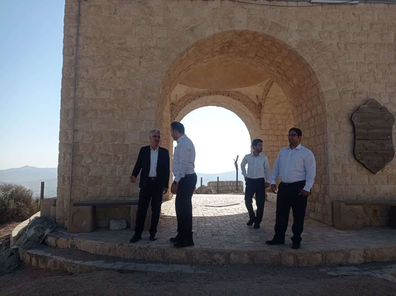 بازدید مدیر ارتفاعات شهرداری شیراز از روند اجرای پروژه نورپردازی  قبور شهدای گمنام