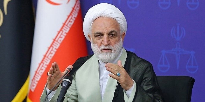 بی‌سابقه بود که گروه‌های ۱۰۰ نفره از قضات وارد زندان شدند  و تصمیمات فوق‌العاده گرفتند