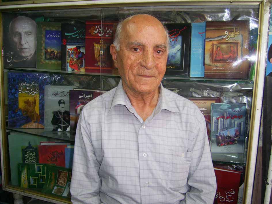 ساكت وصبور، چون شمع 60 سال خدمت فرهنگي ؛ گفت وگو با < يداله آمالي>